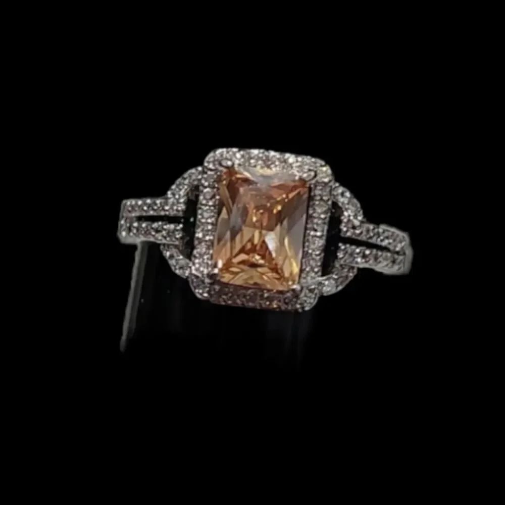 Elegant topaz ring 